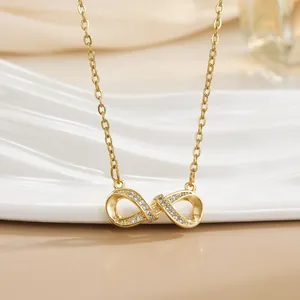 Detailaufnahme des goldenen Unendlich-Anhängers mit glänzenden Zirkonia-Steinen an Kette