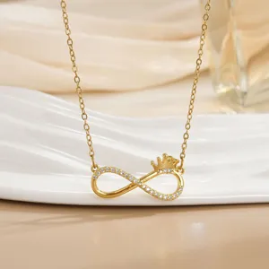Detailansicht der goldenen Infinity-Halskette mit Krone und Zirkon auf Wellentablett