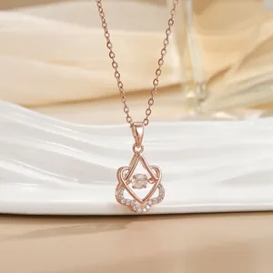 Makroaufnahme einer roségoldenen Kleeblatt-Kette mit tanzendem Stein und Zirkonia