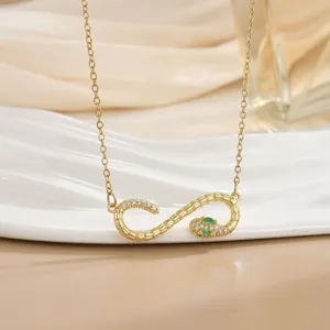Detail der Infinity-Schlangen-Halskette in Gold mit grünen Edelsteinaugen und Mikro-Zirkonia