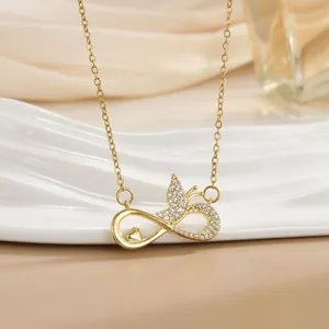 Makroaufnahme der goldenen Unendlichkeit-Schmetterling-Kette mit Zirkonia-Anhängern