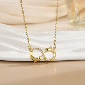 Detail der Unendlichkeitshalskette mit goldenen Delfinen und funkelnden Zirkonia-Steinen