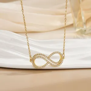 Detailansicht des Unendlich-Anhängers mit Zirkonia-Inlay an goldener Edelstahlkette