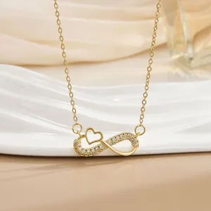 Nahaufnahme des Unendlichkeits-Herz-Anhängers mit Zirkonia auf goldener Kette