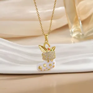 Collier élégant avec pendentif chaussette de Noël en acier titane doré et zircons