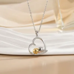 Silberne Herz Halskette mit zwei küssenden Kätzchen, Zirkonia und Goldakzenten