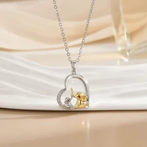 Elegante Herz-Elefanten-Halskette mit gold-silbernen Elefanten auf Seidenhintergrund