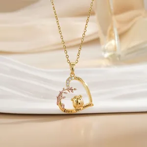 Detail der Herz-Halskette mit Gravur 'Love You More' und roségoldenem Tier-Motiv