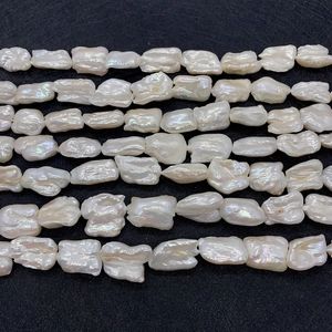 Fil de perles d'eau douce baroques blanches naturelles de forme irrégulière et brillante