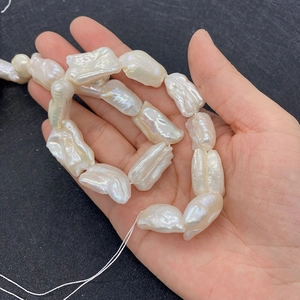 Fil de perles d'eau douce baroques naturelles au lustre crème et aux formes irrégulières