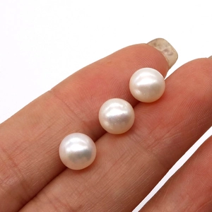 Drie witte zoetwaterparels met hoge glans op de vingertop voor DIY sieraden maken accessoires