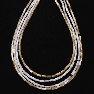 Collier multi-rangs en perles de coquillage cylindriques avec fini irisé style bohème