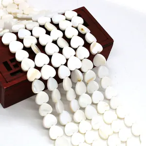 Perles naturelles en nacre en forme de cœur pour bijoux DIY sur boîte ancienne