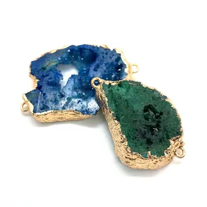 Natuurlijke agaat geode hangers in blauw en groen met vergulde randen voor DIY-sieraden