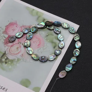 Detailansicht ovaler Abalone-Muschelperlen mit natürlichem schillerndem Regenbogen-Glanz