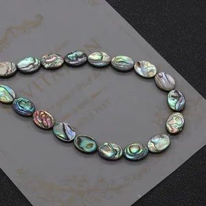 Makroaufnahme polierter ovaler Abalone-Muschelperlen mit natürlichen Regenbogenfarben