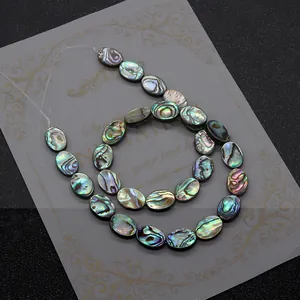 Makroaufnahme von ovalen Abalone-Perlen mit lebendigen irisierenden Texturen und Farben