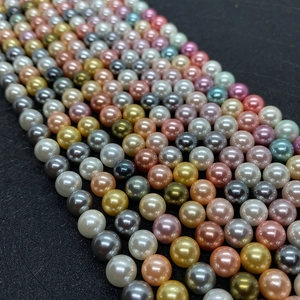 Primo piano di perle finte multicolori da 8-10mm con elegante lucentezza perlata
