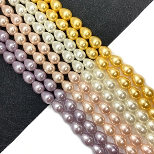 Bunte Perlen in Wassertropfenform in Violett, Rosa, Weiß und Gold für DIY-Schmuckbau