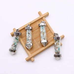 Detailweergave van kogelvormige natuursteenhangers met Love-gravure en zilveren plating
