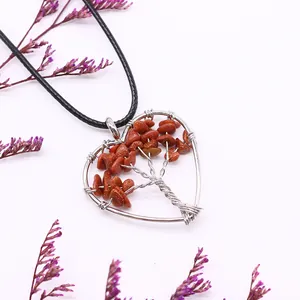 Dettaglio del ciondolo a cuore albero della vita con pietre naturali marroni