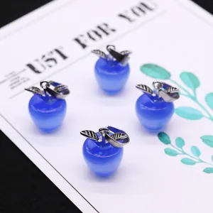 Detail van vier blauwe kattenoogsteen appelhangers met zilveren bladbevestigingen