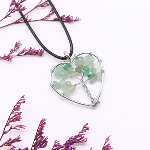 Dettaglio del ciondolo a cuore albero della vita fatto a mano con pietre naturali verdi