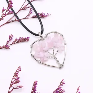 Dettaglio del ciondolo a cuore Albero della Vita con quarzo rosa e filo d'argento