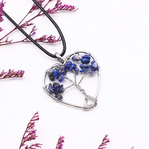 Dettaglio pendente a cuore albero della vita in filo d'argento con pietre blu