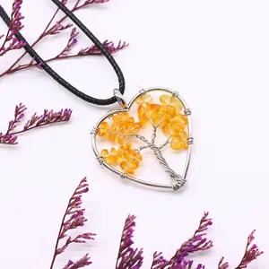Dettaglio del ciondolo a cuore albero della vita con pietre di quarzo giallo e filo d'argento