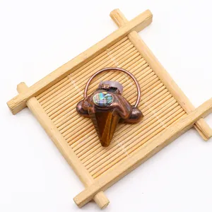 Macro-opname van de pijlpunt hanger met tijgeroog, abalone schelp en amethist steen