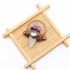 Detailopname van koperen hanger met amethist, abalone schelp en wit kristalpunt