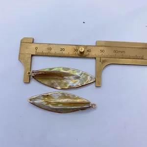 Detail eines blattförmigen Muschel-Anhängers, gemessen mit einem Messschieber bei 38 mm