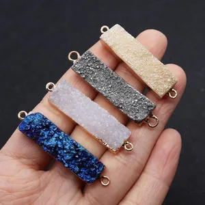 Draufsicht auf rechteckige Druzy-Quarz-Verbinder mit Goldrand für DIY-Schmuckherstellung