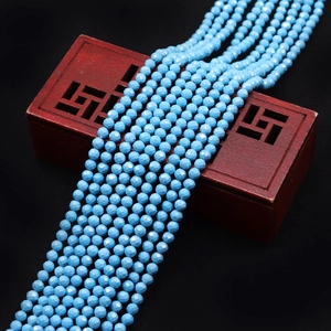 Cuentas de turquesa azul claro facetadas en caja de madera para creación de joyería