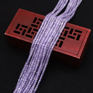 Detailansicht lila facettierter Kristallwürfelperlen für DIY-Schmuck und Ketten