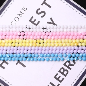 Cuentas redondas facetadas de turquesa sintética en cinco colores pastel para joyería