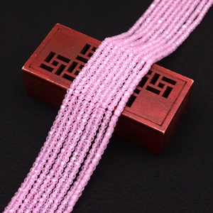 Vue détaillée de perles rondes facettées en zircon violet pour bijoux artisanaux