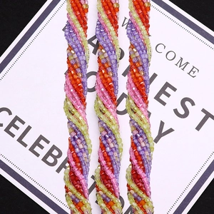 Bunte gedrehte Kristallperlenstränge für DIY-Schmuck mit handgefertigter Spiralstruktur
