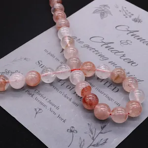 Natuurlijke rode hematoïde kwarts kristallen kralen armband op donkere achtergrond