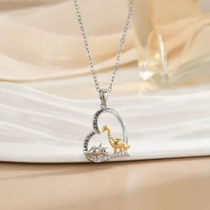 Detailaufnahme der Herz-Halskette mit Dinosauriern und Love you forever Gravur