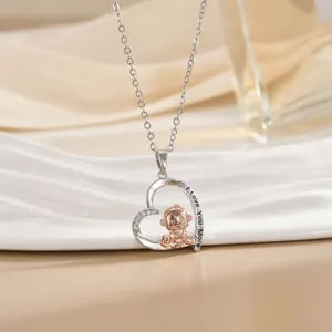 Makroaufnahme vom Herzanhänger mit Roségold Affe und I Love You More Gravur