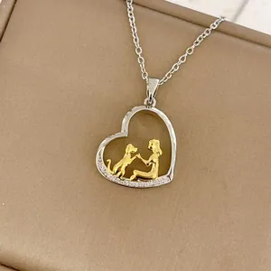 Collana a cuore bicolore con silhouette dorata di ragazza e cane e pietre in zirconia