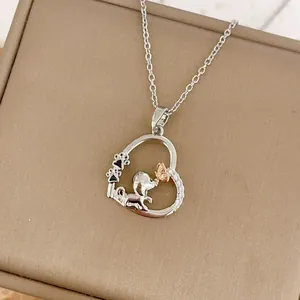 Collana cuore chic in argento con silhouette di cane, farfalla oro rosa e cristalli pavé
