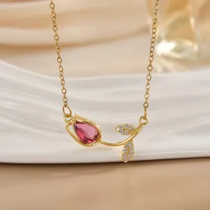 Detailansicht einer goldenen Tulpen-Halskette mit rosa Tropfen-Edelstein und Blattelementen