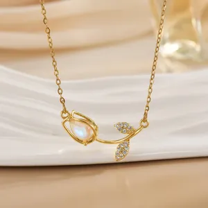 Makroaufnahme von Tulpen-Anhänger mit Tropfen-Opal und Zirkon-Besatz an goldener Kette