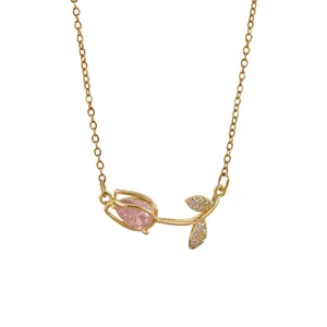 Elegante goldene Tulpen-Halskette mit rosa Zirkonia und funkelnden Blattdetails
