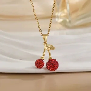 Vue macro d'un pendentif cerise en cristal rouge de luxe avec chaîne dorée