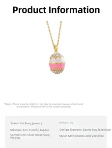 Détail du collier œuf émaillé doré avec mosaïque rose blanc et incrustation de cristaux