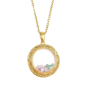 Gouden ketting met een ronde vintage hanger gevuld met gekleurde kristallen op wit